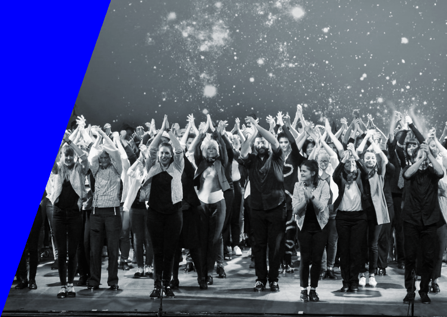 Alle Schüler auf der Bühne während Finale der Aufführung 2017