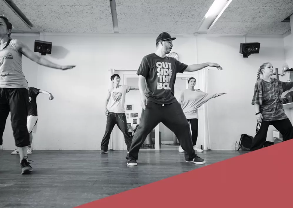 Backstage Studio: Sandro Minasi und Tanzschüler während Unterricht am Tanzen