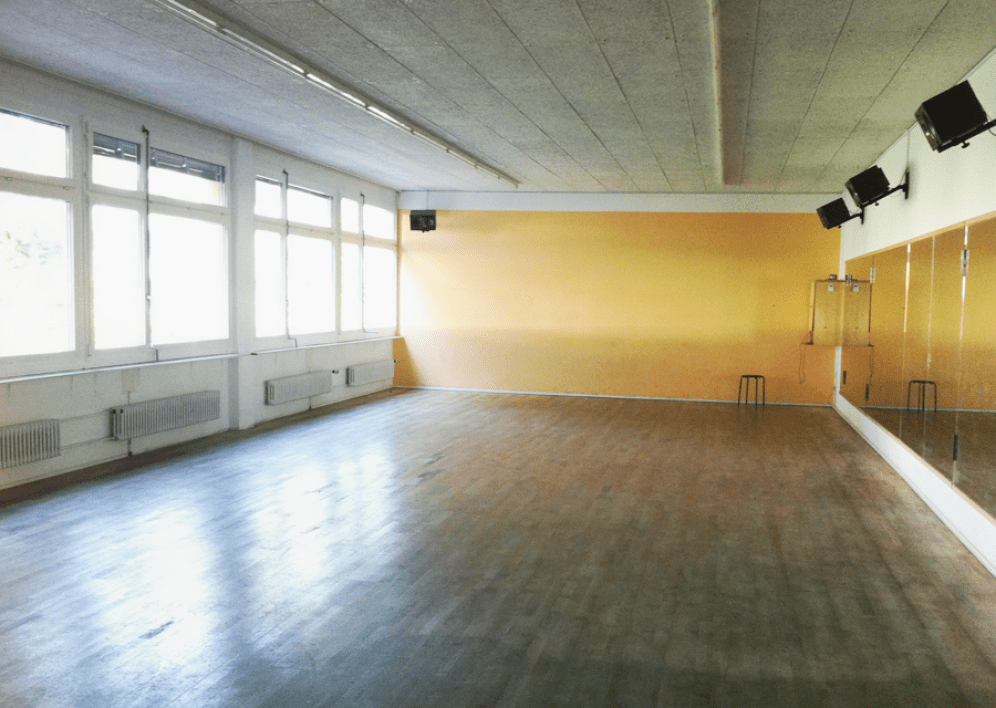 Backstage Studio: Tanzstudio 1 grosser Saal, helle Fensterfront Backstage Studio: Tanzstudio 1 grosser Saal, helle Fensterfront