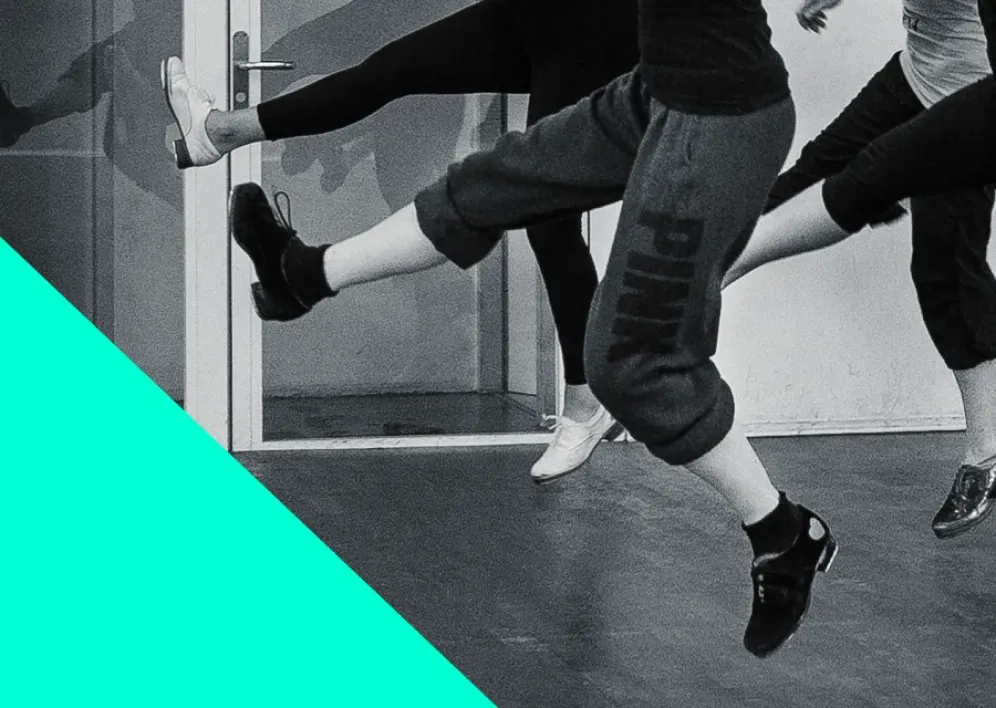 Backstage Studio: Beine von Stepptanztänzern während Unterricht