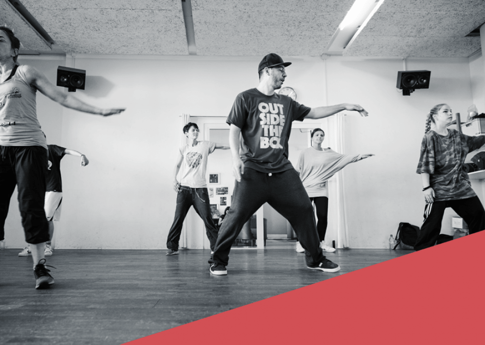 Backstage Studio: HipHop für alle Stufen mit Sandro Minasi Backstage Studio: Sandro Minasi und Tanzschüler während Unterricht am Tanzen