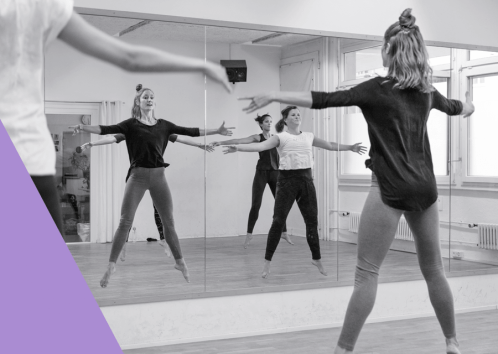 Backstage Studio: Jazz Intermediate with Céline Backstage Studio: Céline with students during class