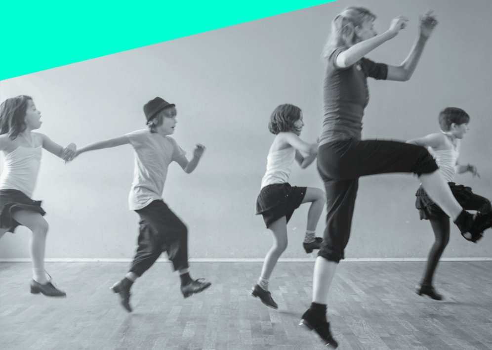 Backstage Studio: Tap Kids ab 6 Jahren mit Regine Backstage Studio: Tanzschüler während Unterricht am Tanzen
