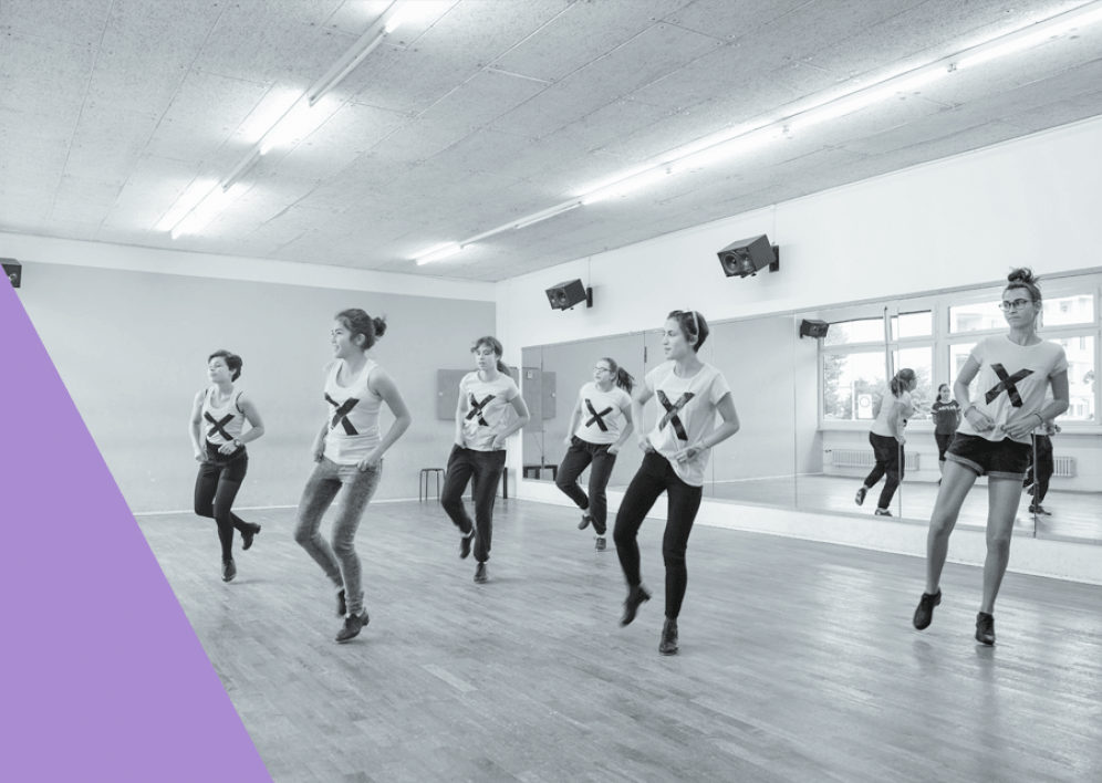 Backstage Studio: Tap Teens ab 12 Jahren mit Regine Backstage Studio: Tanzschüler während Unterricht am Tanzen
