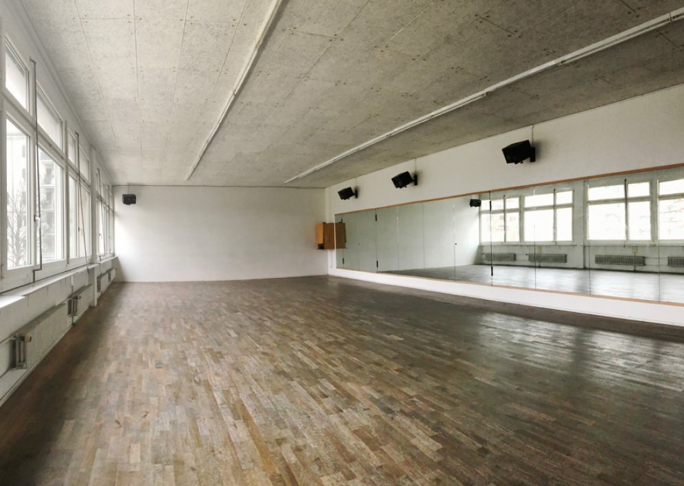 Backstage Studio: Tanzstudio 1 grosser Saal, helle Fensterfront
