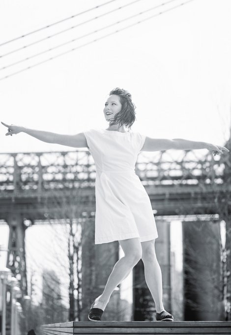 Backstage Studio: Flouer Evelyn in Tanzpose