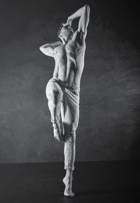Backstage Studio: Michel Briand Backstage Studio: Michel Briand in Tanzpose