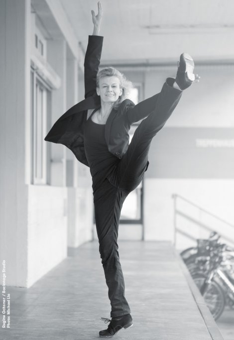 Backstage Studio: Regine Ochsner in Tanzpose, ein Bein gestreckt in die Höhe