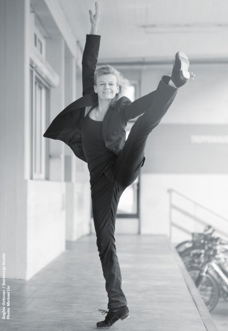 Backstage Studio: Regine Ochsner Backstage Studio: Regine Ochsner in Tanzpose, ein Bein gestreckt in die Höhe